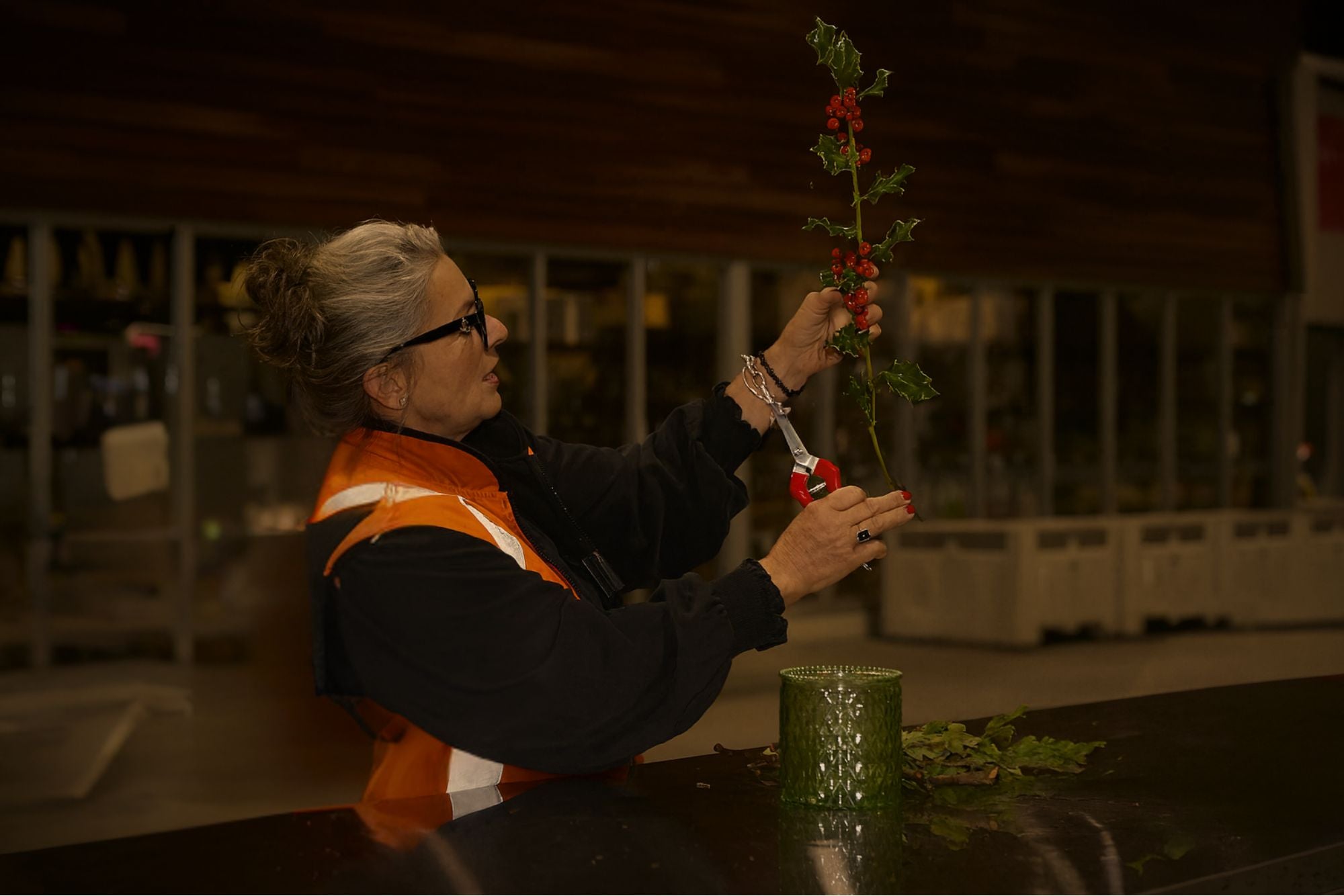 Victoria Whitelaw teaching a christmas flower class in Melbourne